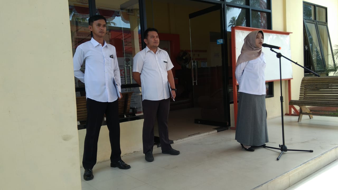Apel Senin dan Rapat Pleno Rutin Di Halaman KPU Kabupaten Mempawah