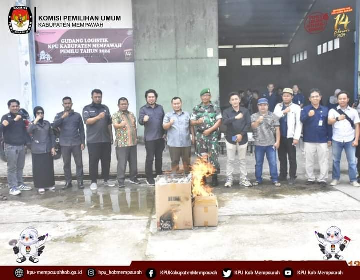 melaksanakan pemusnahan surat suara Pemilu 2024 yang rusak dan lebih dengan cara dibakar