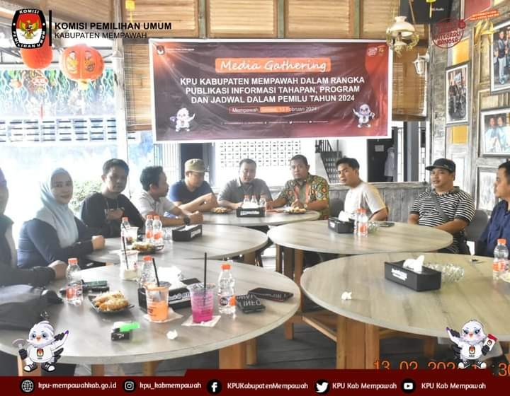 melaksanakan pemusnahan surat suara Pemilu 2024 yang rusak dan lebih dengan cara dibakar