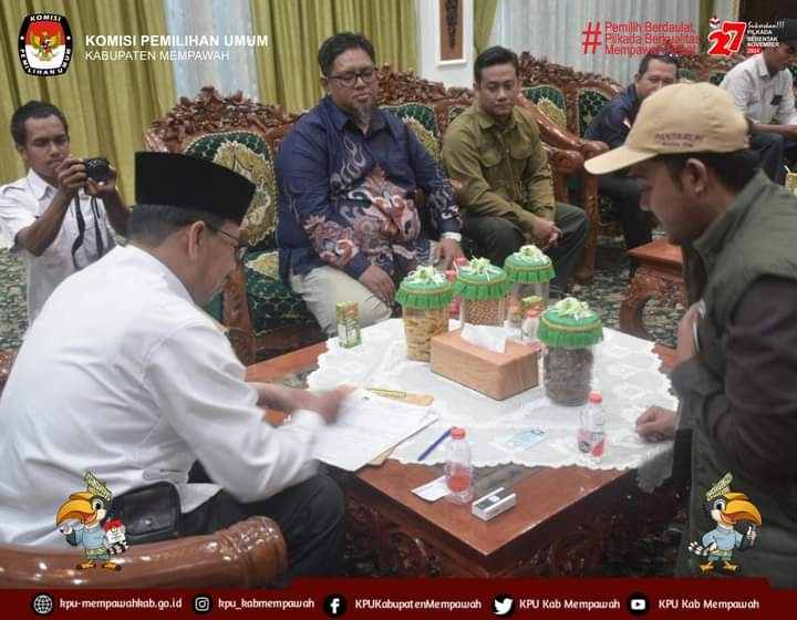 PETUGAS PANTARLIH MELAKUKAN COKLIT DATA PEMILIH PILKADA TAHUN 2024 KEPADA PJ BUPATI MEMPAWAH