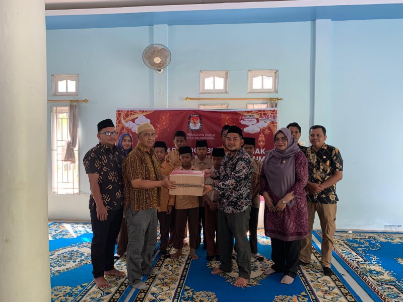 Santunan dan Doa bersama Anak Yatim Piatu oleh KPU Kabupaten Mempawah
