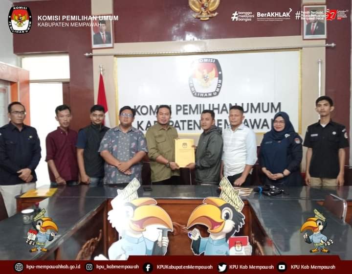TIM PASLON BUPATI DAN WAKIL BUPATI MEMPAWAH MENYAMPAIKAN LADK (LAPORAN AWAL DANA KAMPANYE)