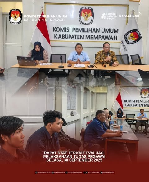 Rapat Staf Terkait Evaluasi Pelaksanaan Tugas Pegawai