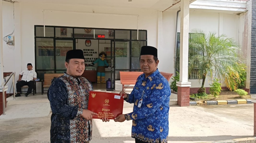 KPU Mempawah Serahkan Piagam Pegawai Berprestasi dan Setya Lencana Karya Satya